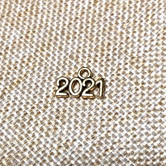 🔴 5 for $10 ONE Vintage Style Gold Tone 2021 Pendant - Picture 1 of 3
